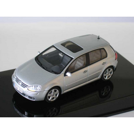 VW Golf 5  4 doors in 1:43 from Autoart  silber