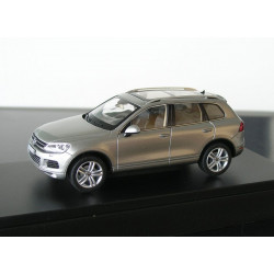 VOLKSWAGEN VW Touareg 2 model car Tungsten silver from Schuco in 1:43 from 2009